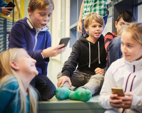 Sweden to Introduce National Mobile Phone Ban in Classrooms